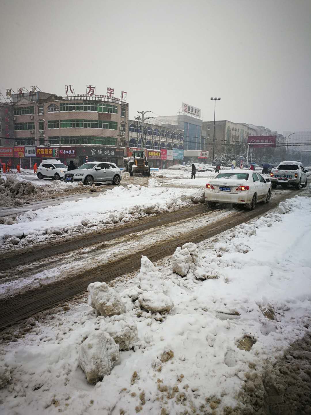 大雪中的英雄 --我局潁上項目指揮部幫助縣城人民清除積雪